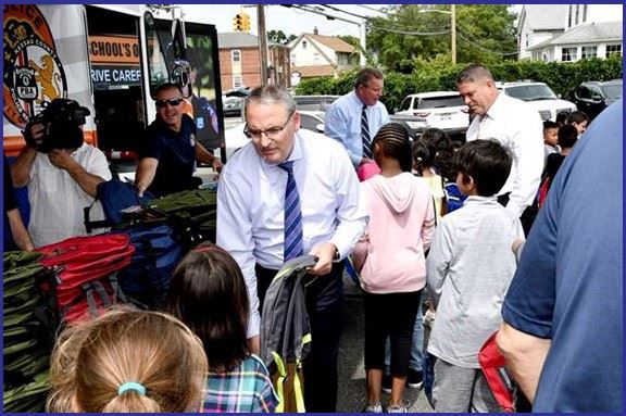 Leg_Gaylor_Hand_Out_Backpacks